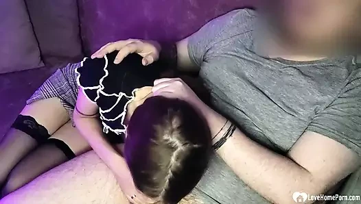 Çoraplı ateşli kız film gecesinde yarak emiyor