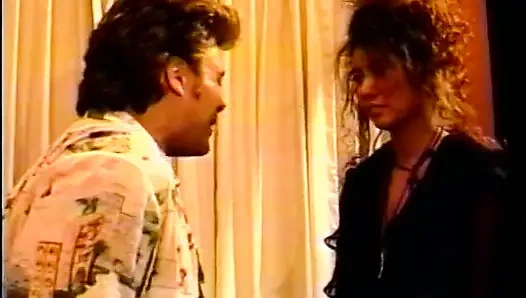 Büyüleyici esmer Lorraine Day film yıldızı olmak istiyor ve ilk oyuncu seçmelerini geçmek için her şeyi yapmaya hazır