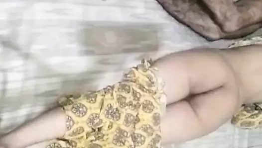 Hintli kadın dever ile sert sikişiyor "Hintli üvey kız kardeşimle ilk kez ağrılı anal sikişiyor