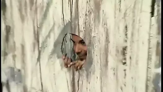 Seksi kadın egemenliği lateks zenci bebekle kamera arkası