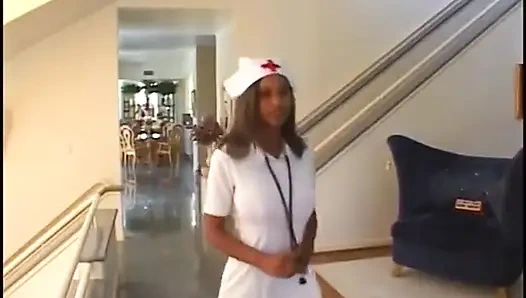 Siyah hemşire muayene ettikten sonra klinikte beyaz adama biniyor