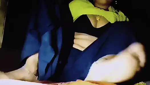 Ateşli hatun ateşli Laveneya parmaklarıyla şehvetini bastırıyor. Saklanırken mastürbasyon yapıyorum
