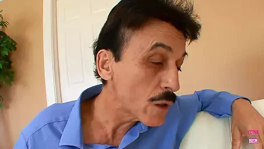 Bir sarışın kocası mastürbasyon yaparken amını siktiriyor ve götünü yalatıyor