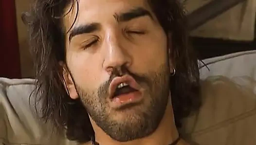 İki harika Alman sürtük oturma odasında döllü bir penisi memnun ediyor