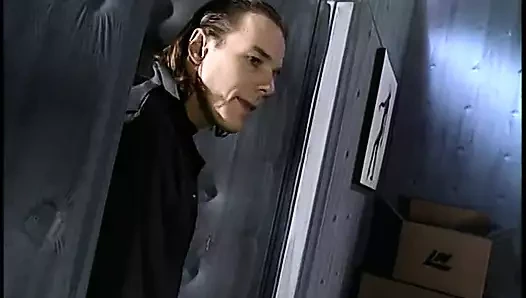 Sarışın kız parkta dışarıda sakso çekiyor