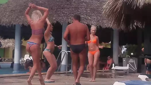 Küba'da bir Rus kızı rahatsız ediyor