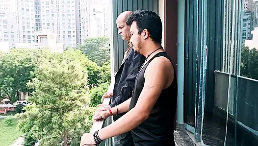 Hintli üçlü seks videosu Üvey baba ve üvey oğlu üvey kız kardeşleriyle sert seks yaptı ve amını sikiyor. Indian Audio