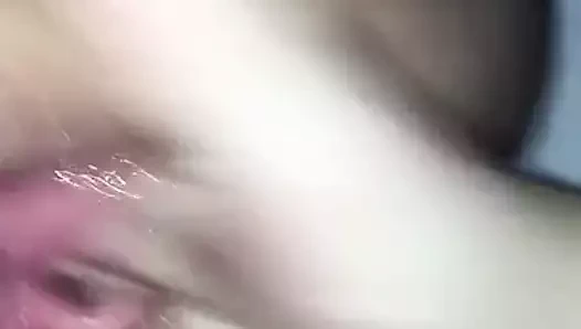 Onu parmaklıyorum ve fışkırtmasını bir su birikintisi haline getiriyorum