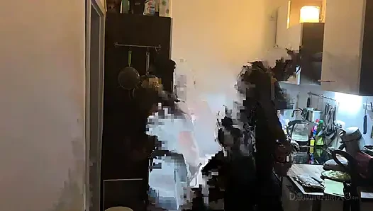 Mutfak fetişi fışkırtma çılgınlığı - olgun sürtükler her yere sırılsıklam