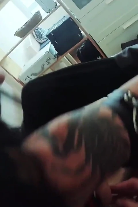 Yaramaz gotik orta yaşlı seksi kadın Sidney Dark'ın sert bir amcık sikişine ihtiyacı var