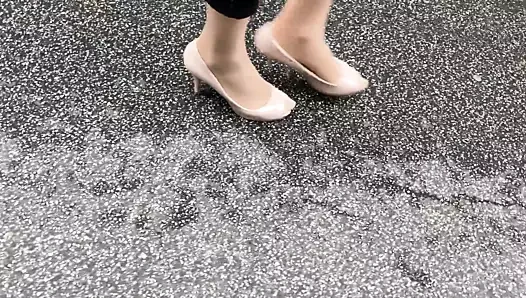 Crossdresser poz ve otobanda işeme