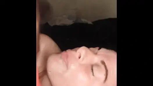Üvey kız kardeşini kendisiyle oynarken yakaladı.