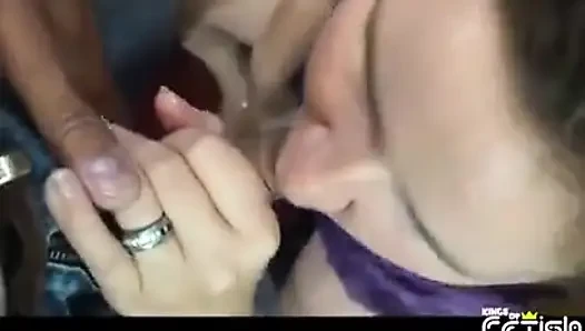 Utangaç hamile kadın büyük bir yarak emiyor ve kanepede sikiliyor bakış açısı