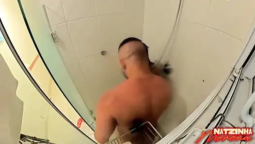 Caio internette banyo yapıyor! Büyük memeli esmer kalın bir yarağa sert biniyor