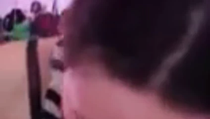 Kız arkadaşı erkek arkadaşına yardım ediyor