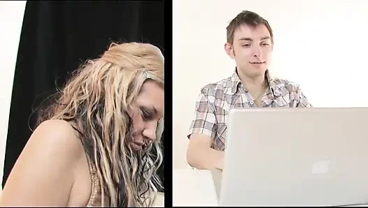 Yüksek topuklu sarışın derin sikiliyor