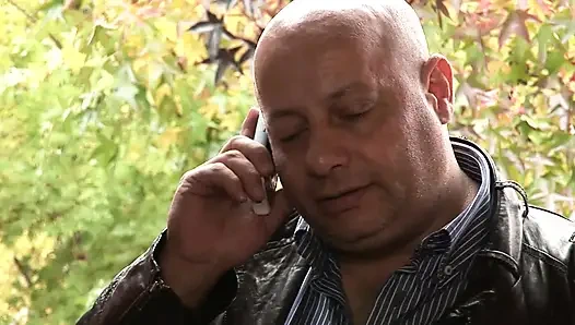 İki harika seksi büyük memeli klasik orta yaşlı seksi kadın götünü sikiyor ve Franco Trentalance'ın büyük yarağı tarafından ağzına boşalıyor