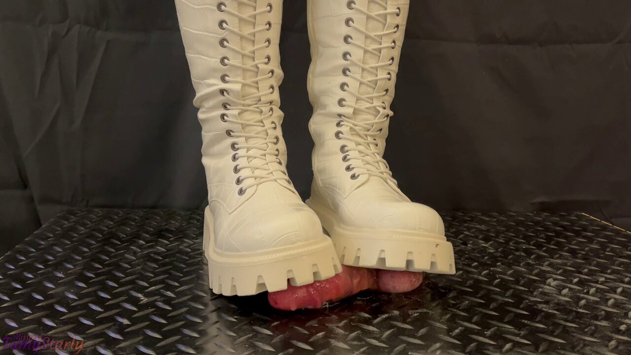 Tehlikeli horoz çiğneme, tamystarly ile beyaz ve siyah dövüş botları - bootjob, ballbusting, cbt, çiğneme, horoz ezme