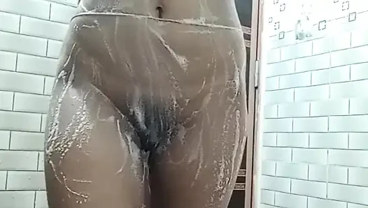 Duş seks videosu desi kız duş alıyor ve güzel amını gösteriyor xxx