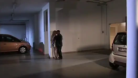 Güzel vücutlu sarışın sürtük götüne büyük bir yarak alıyor