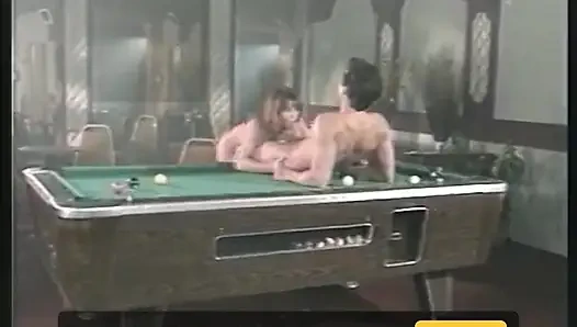 Büyük memeli orta yaşlı seksi kadın bilardo masasında sikiliyor