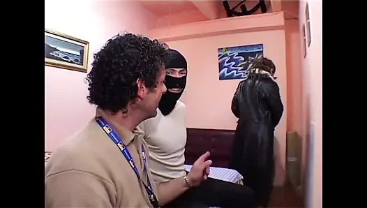 Maskeli adam henüz vurmadı