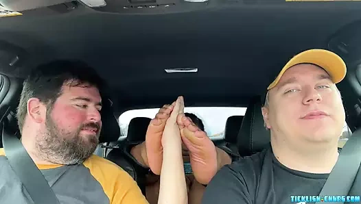 Nemo Fabio'nun ayaklarını gıdıklamada ve gıdıklamada harika bir iş yapıyor