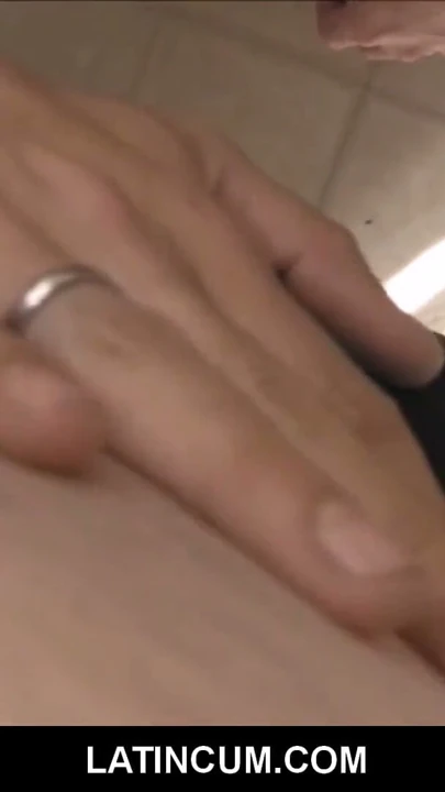 Kötü oğlan amatör latino twink ücretli nakit için sikme yabancı pov | Klip 1