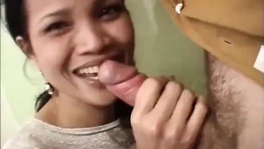 Zenci kaltak beyaz yarağı yalıyor