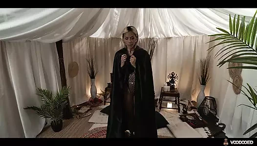 Fışkıran fahişe voodoo doll fragman ile ürkütücü adama tam kontrol veriyor