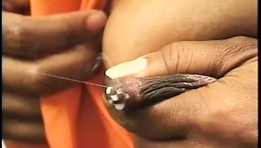 Genç zenci kaltak tıraşlı amcığı siyah yarakla sikiliyor ve sonra sütünü çıkarıyor