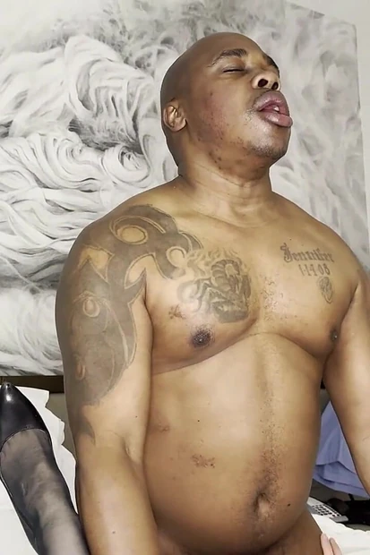 Миниатюрную крошку-брюнетку начиняют большим черным членом