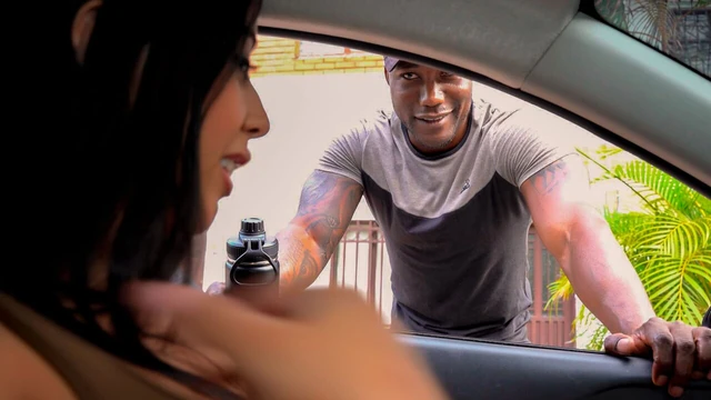 Грудастая брюнетка в конечном итоге попадает с незнакомцем в ее комнате после того, как увидела его большой член во время пробежки