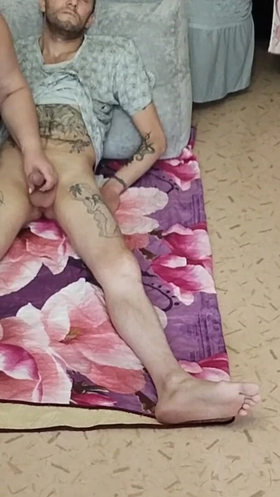 Komşu ağza boşalmayı ve boğazına yarrak almayı seviyor | Bölüm 1
