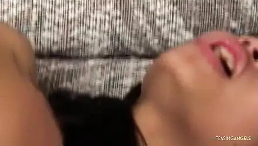 Tek bir şanslı adamla cinsel faaliyetlere girişten zevk alan iki edatkar kadın