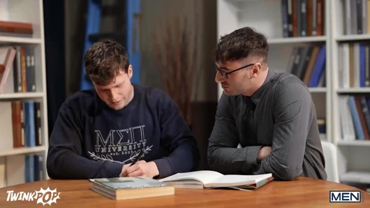 Twink pop - profesör Michael Boston favori tombul öğrenci Finn'e sert sikişiyor ve bir ibneyi paylaşıyor