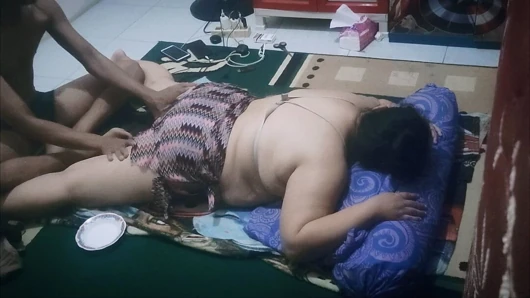 Mollige witwe wird während der massage geil