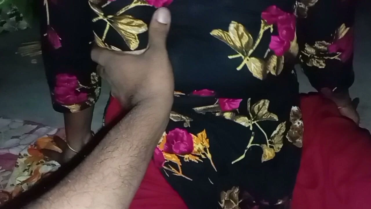 Siyah kıyafetli kızı meme uçlarından sıkıp duruyorum