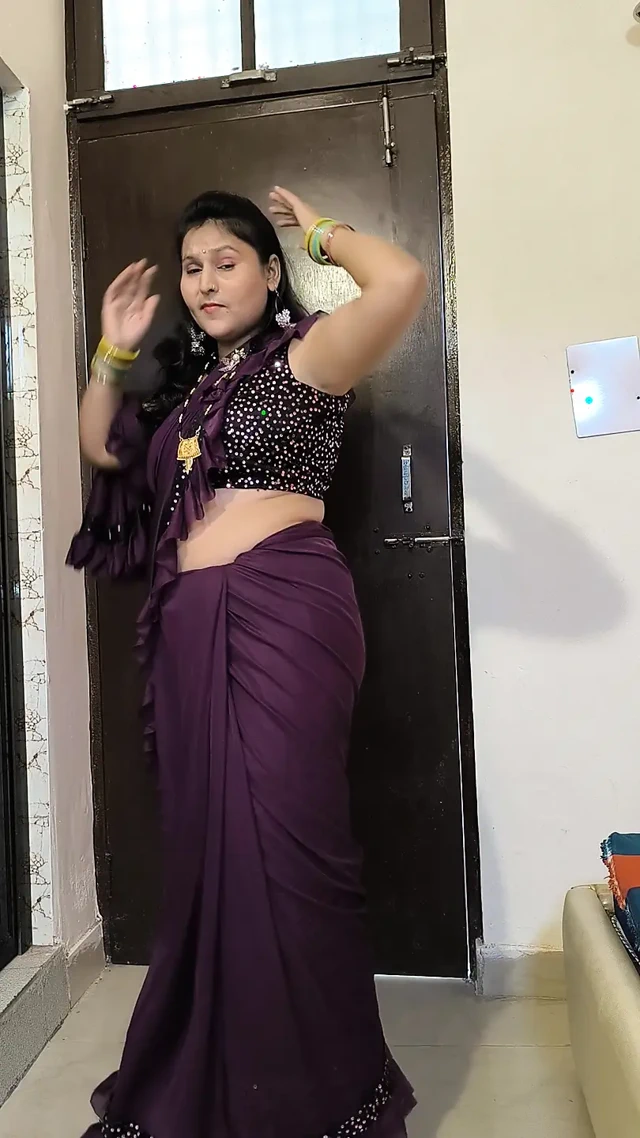 Hintli kadın çıplak dans ediyor