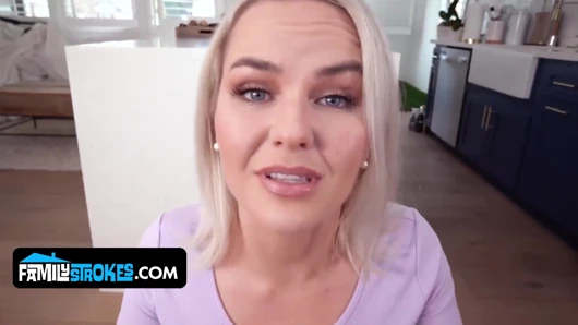 İri göğüslü minyon üvey anne Slimthick Vic koca yaraklı üvey oğluna yüzüne boşalıyor