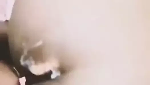 Hintli kadın dölle dolu sikişiyor