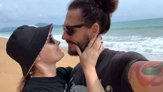 İlk çıplak olan samimi sanat seansı için tuval oluyor