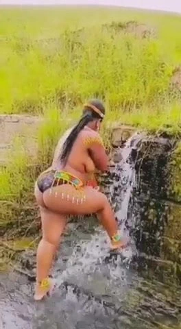 Şelalede büyük ganimet duşları ile üstsüz Güney Afrika