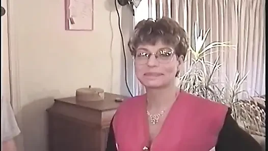 Olgun orta yaşlı seksi kadın ıslak sakso çekiyor ve dölleniyor