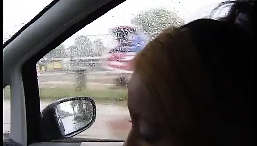 Siyah saçlı zenci bir sürücüye güzel bir sakso çekiyor