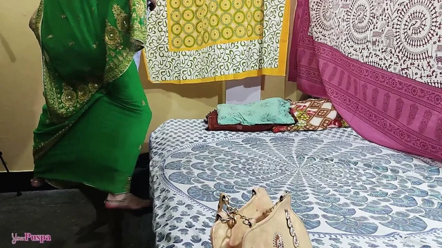 Naraz Bangla karısını kayınpederi annesinin evine gitmekten alıkoydu, gelin her şeyi anlattı, kayınpeder kocasını iş için evin dışında sertçe sikiyor