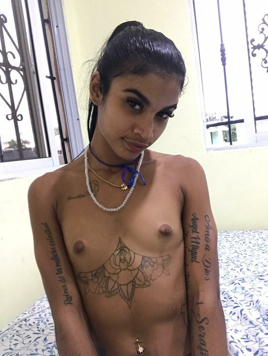 Latin orospu gelir ve benim lezzetli ıslak kedi yiyor