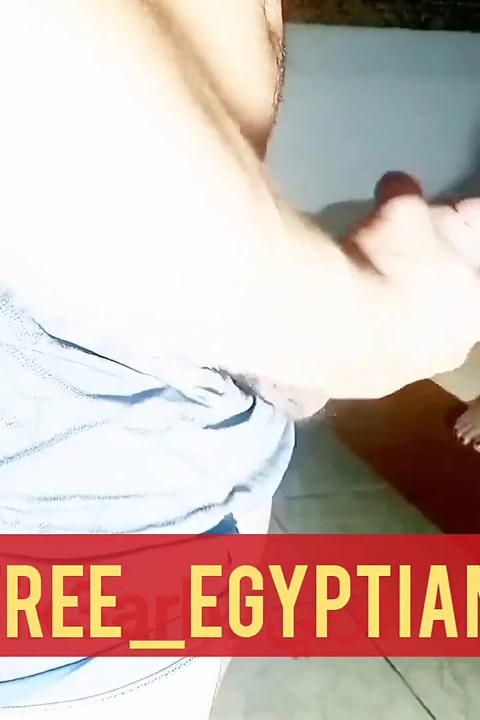 Port Said'den Mısır, üvey annesini mastürbasyon yaparken filme alıyor, bu yüzden büyük yarağını durduruyor ve 69 yapıyor ve onu sikiyor