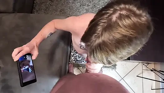 Bakış açısıyla ıslak oral seks. Çok güzel bir yarağı var ve her açıdan takdir edilmeli