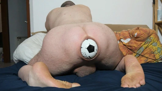 Kıçında kocaman futbol topları!